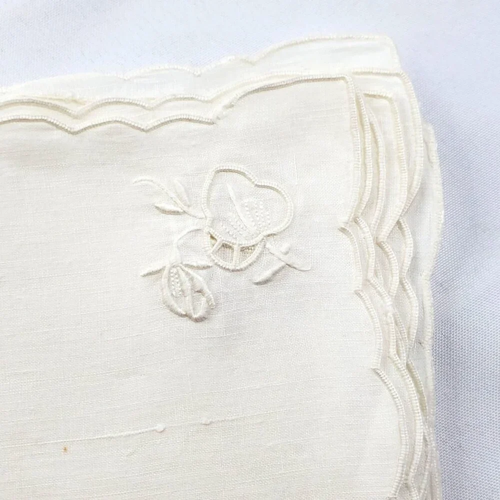 6 VTG Linen Embroidered Scalloped Edge Cocktail Napkins White Floral appliqué